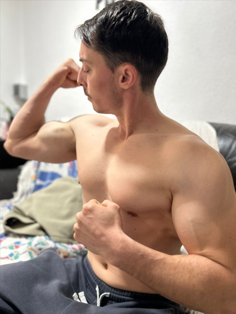 Alejandro Arias – Entrenador personal online | AlejandroAriasFit Alejandro Arias pose doble bíceps