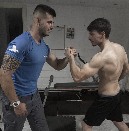 Alejandro Arias – Entrenador personal online | AlejandroAriasFit Entrenando con un amigo — acompañamiento real