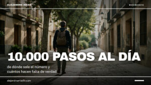 10000 pasos al día: hombre caminando de espaldas por una calle arbolada a primera hora