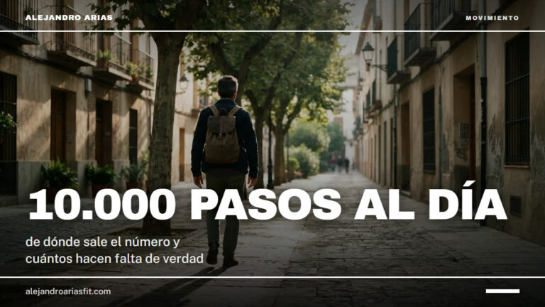 10000 pasos al día: hombre caminando de espaldas por una calle arbolada a primera hora