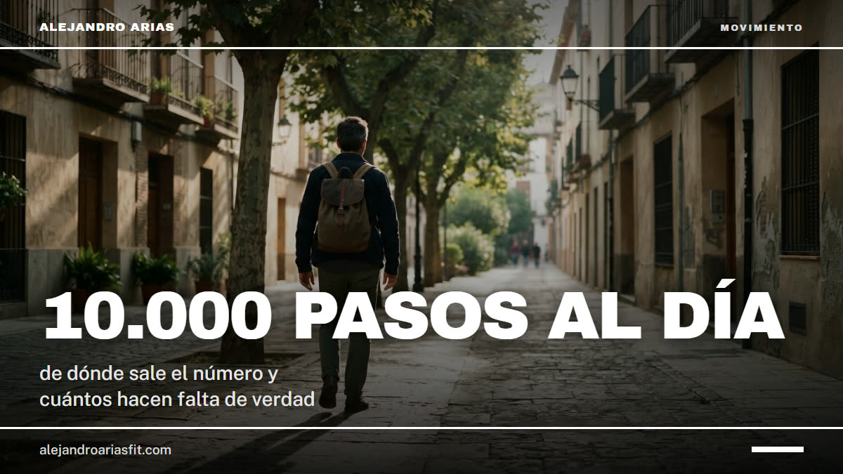 10000 pasos al día: hombre caminando de espaldas por una calle arbolada a primera hora