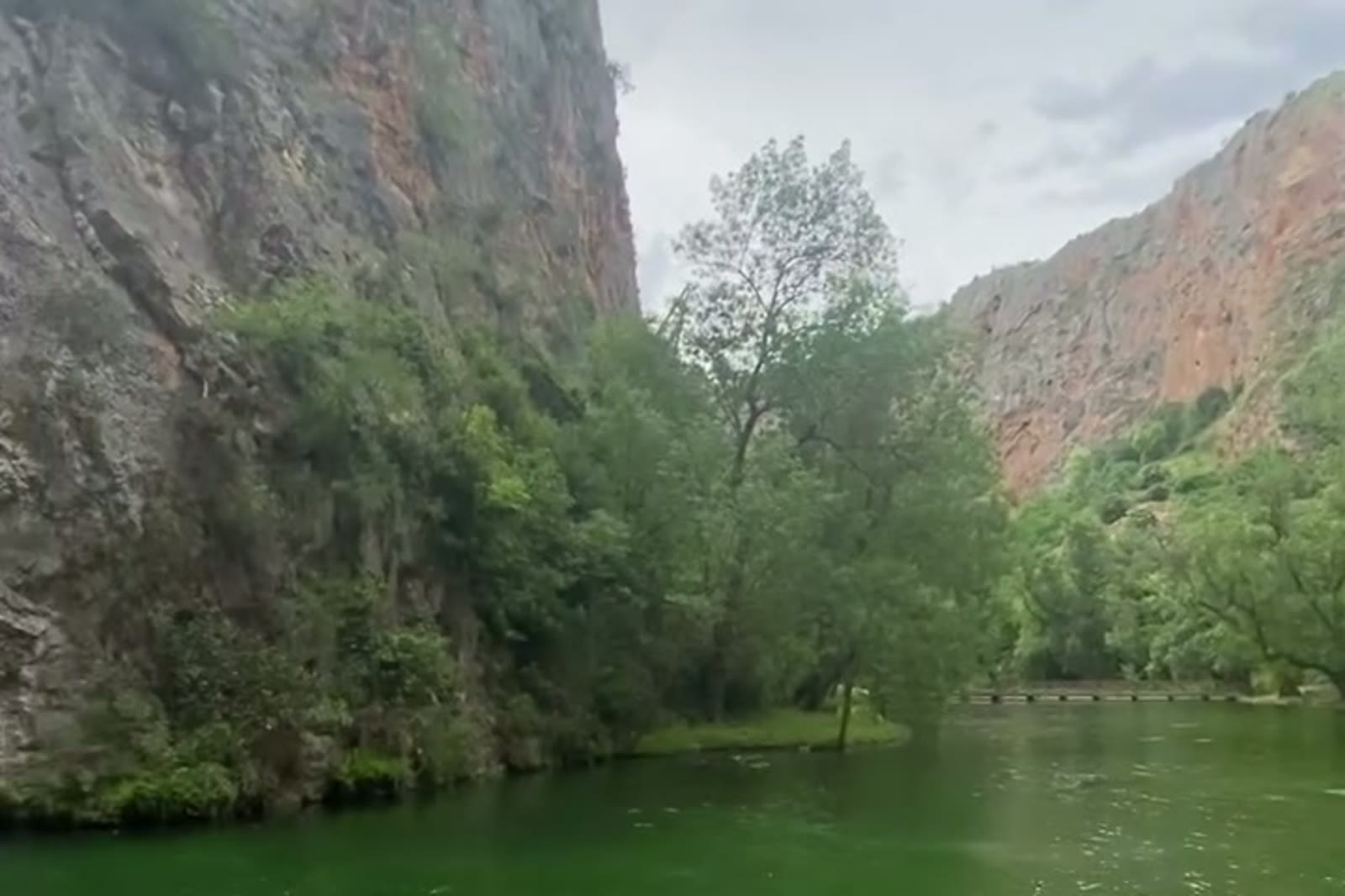 Pasarela de madera sobre el río entre montañas