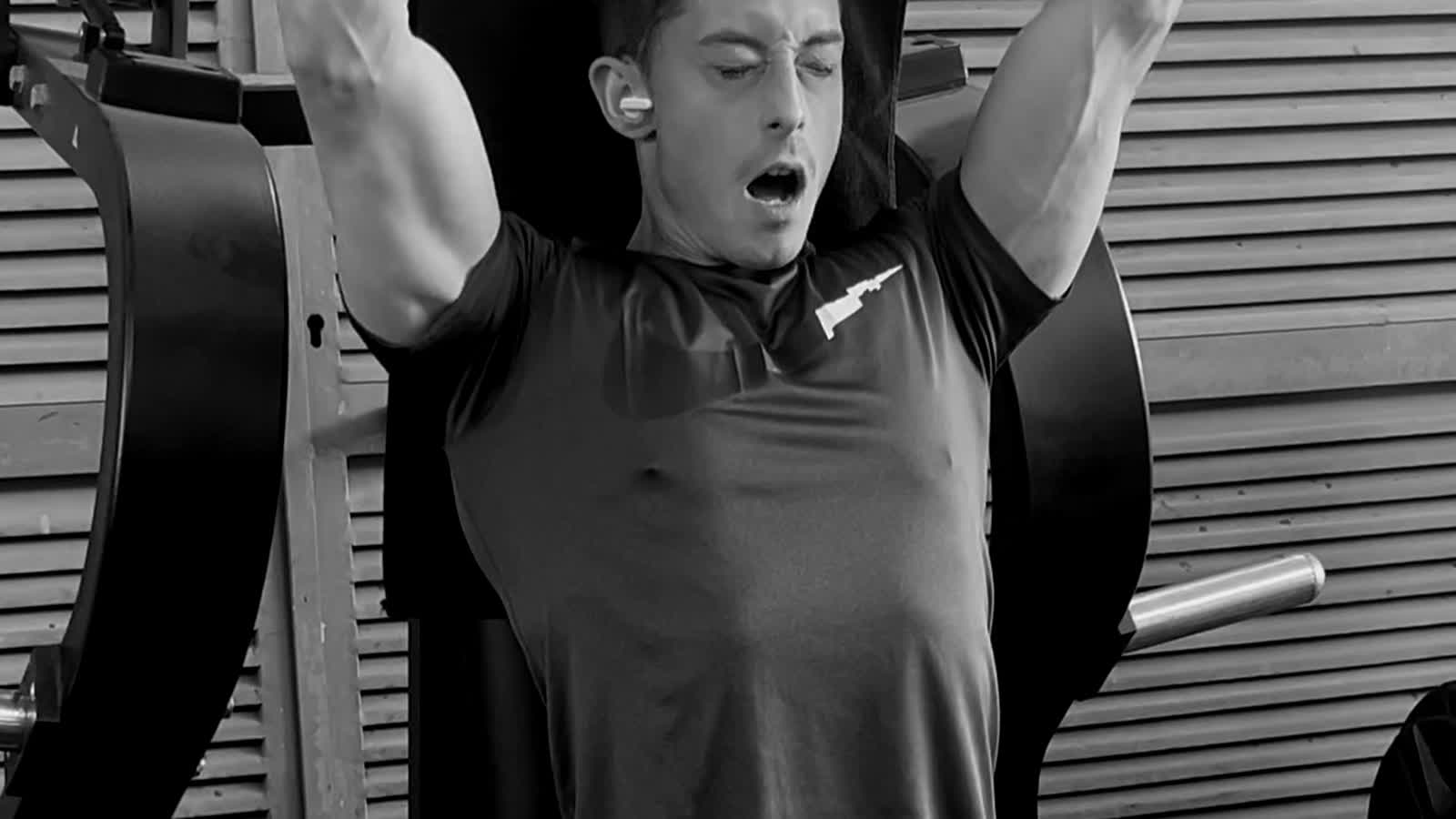 Alejandro Arias entrenando en el gimnasio