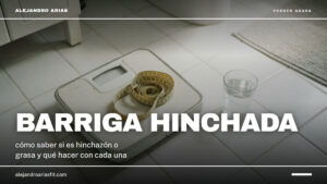 Barriga hinchada o grasa: cinta métrica enrollada sobre una báscula de baño