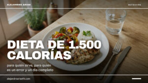 Dieta de 1500 calorías: plato con pechuga de pollo, verduras asadas y una ración pequeña de arroz