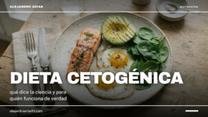 Dieta cetogénica: plato con salmón a la plancha, aguacate, huevos fritos y espinacas