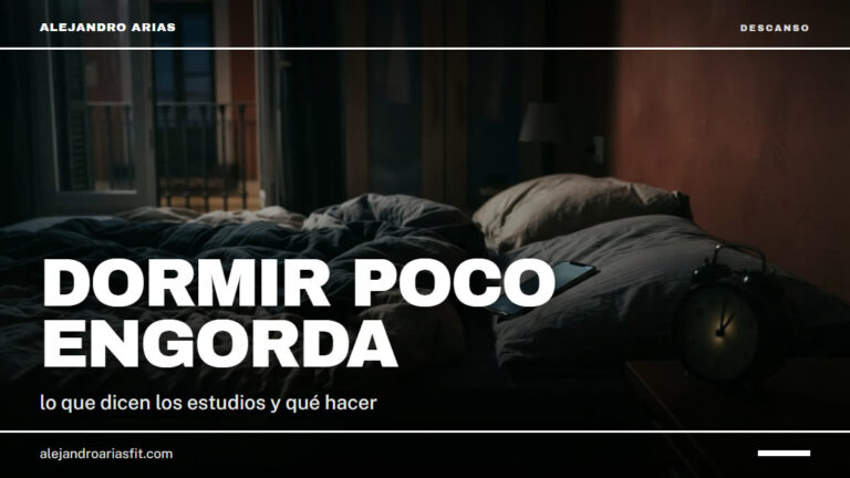 Dormir poco engorda: cama deshecha de noche con el móvil encendido sobre la almohada