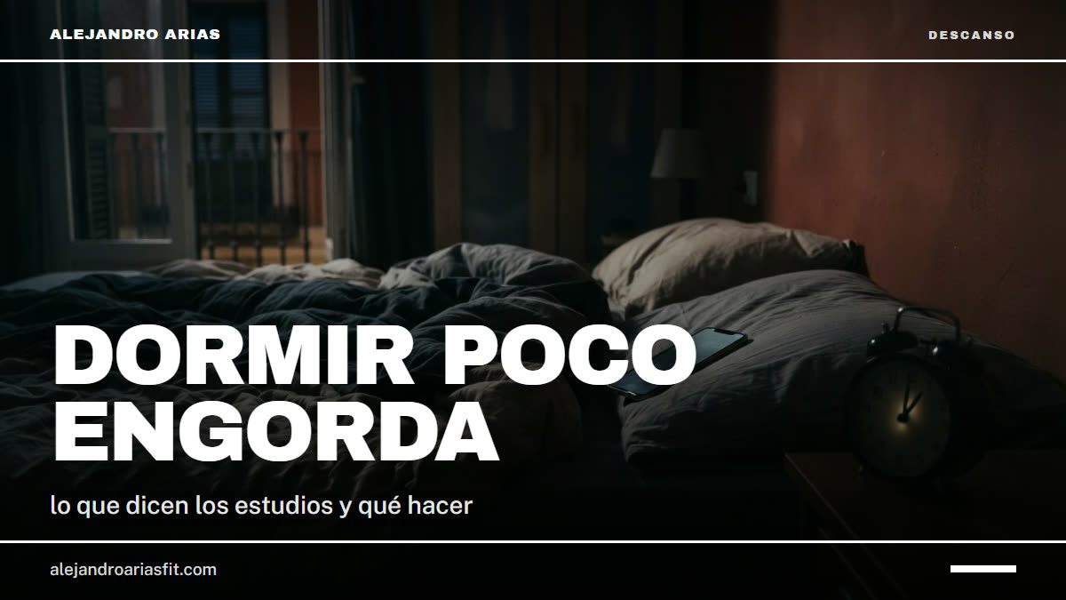 Dormir poco engorda: cama deshecha de noche con el móvil encendido sobre la almohada