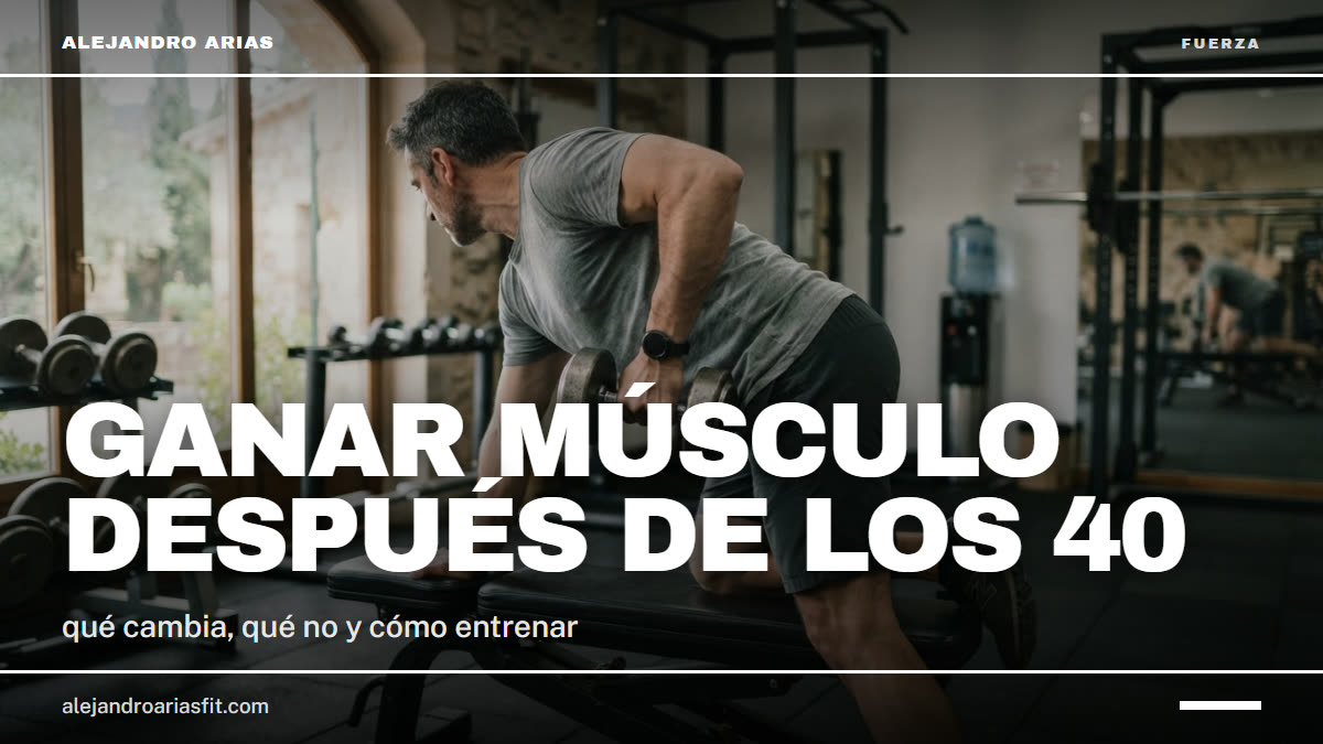 Ganar músculo después de los 40: hombre de cuarenta y tantos haciendo remo con mancuerna en un banco