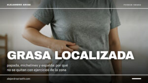 Grasa localizada: persona pellizcándose el michelín del costado por encima de la cadera