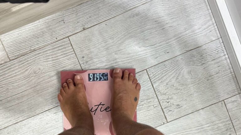 Pies descalzos sobre una báscula que marca 91,95 kilos