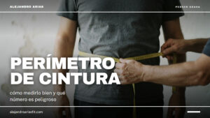 Perímetro de cintura: manos midiendo la cintura de un hombre con una cinta métrica amarilla
