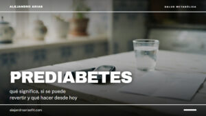 Prediabetes: glucómetro y analítica sobre una mesa de cocina junto a un vaso de agua