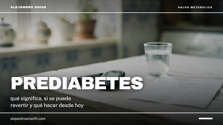 Prediabetes: glucómetro y analítica sobre una mesa de cocina junto a un vaso de agua
