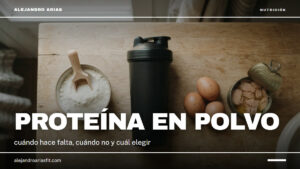 Proteína en polvo: shaker, cazo de proteína, tres huevos y una lata de atún sobre la encimera