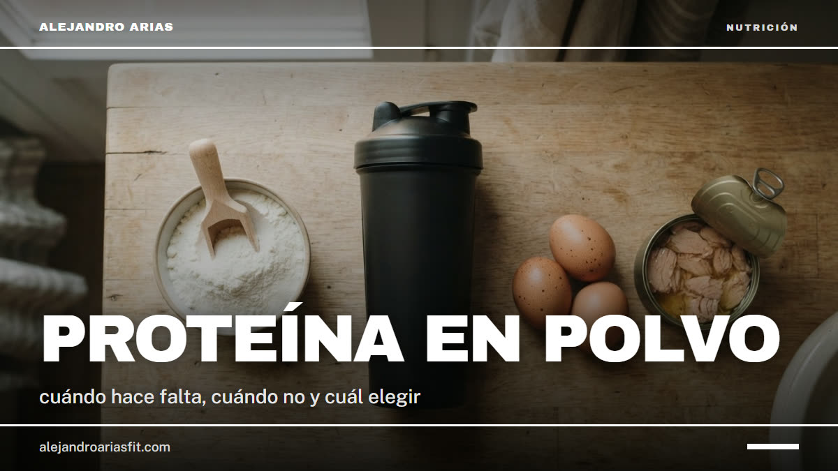 Proteína en polvo: shaker, cazo de proteína, tres huevos y una lata de atún sobre la encimera