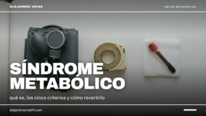 Síndrome metabólico: cinta métrica, tensiómetro y tubo de sangre sobre la mesa de una consulta