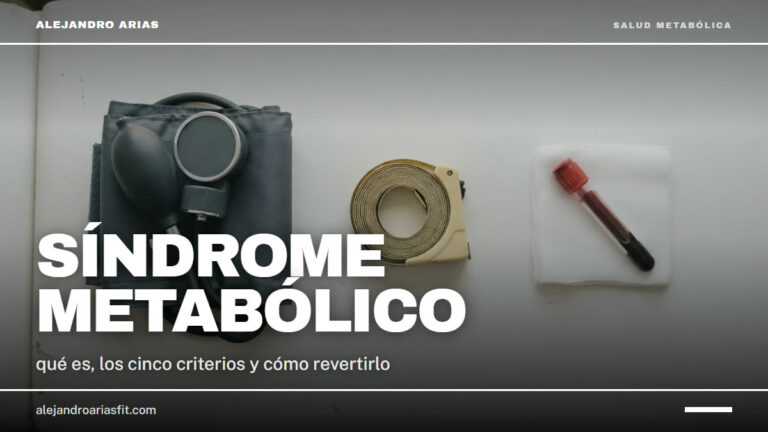 Síndrome metabólico: cinta métrica, tensiómetro y tubo de sangre sobre la mesa de una consulta